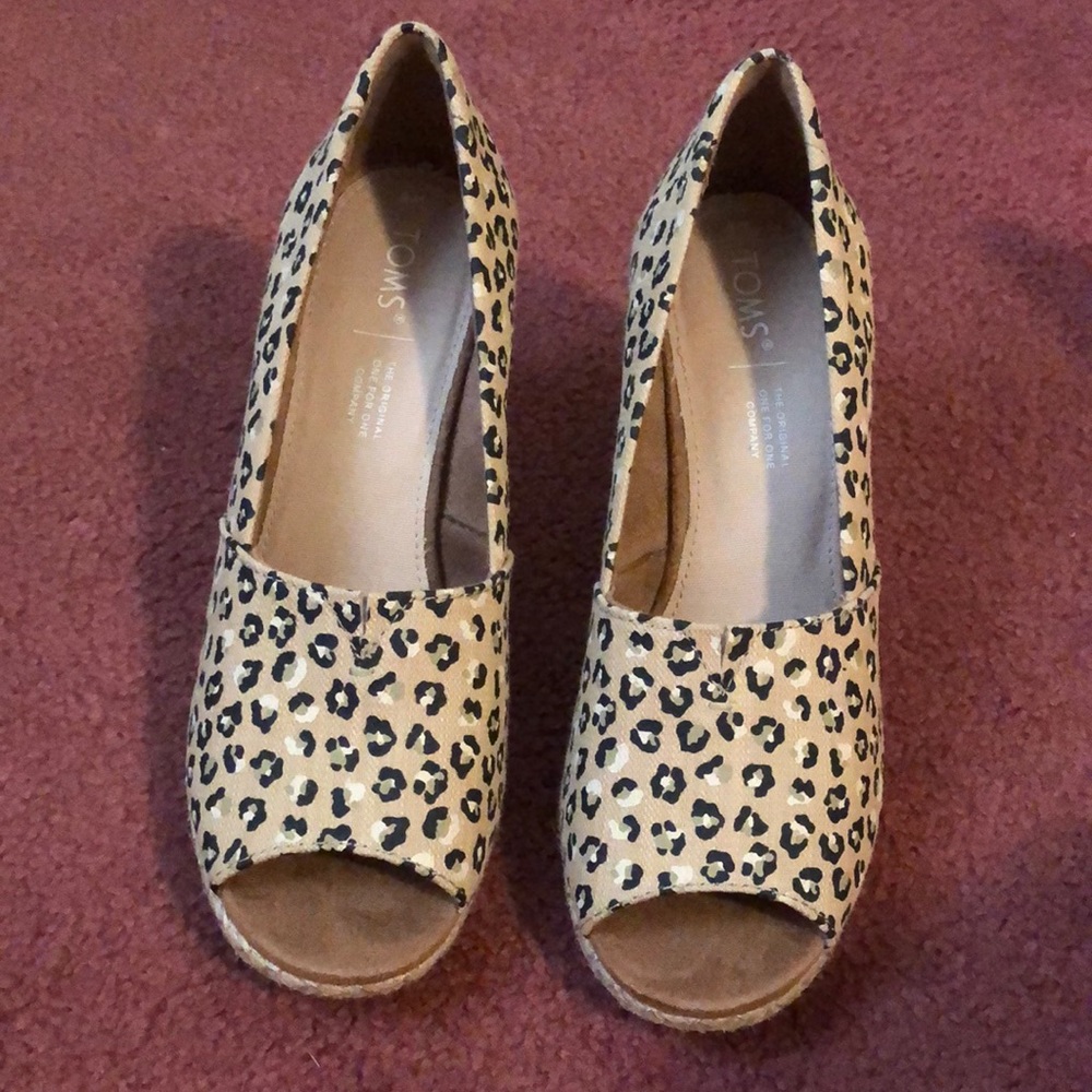 TOMS CHEETAH PRINT WEDGES SIZE 8